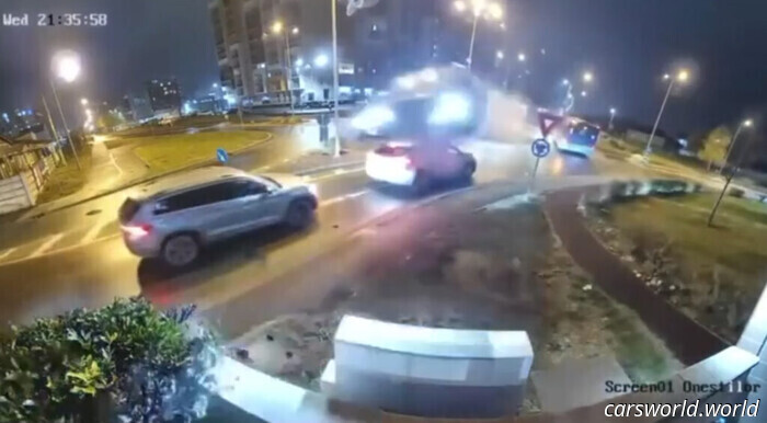 Una Mercedes vola sopra altre auto dopo che il conducente è svenuto. Indovina chi è stato comunque multato | Carscoops